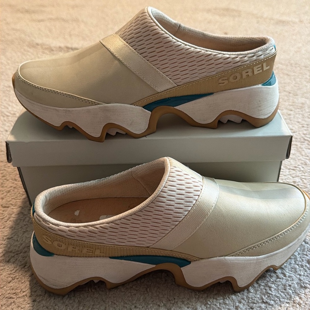 Sorel slip ons 9.5, no box